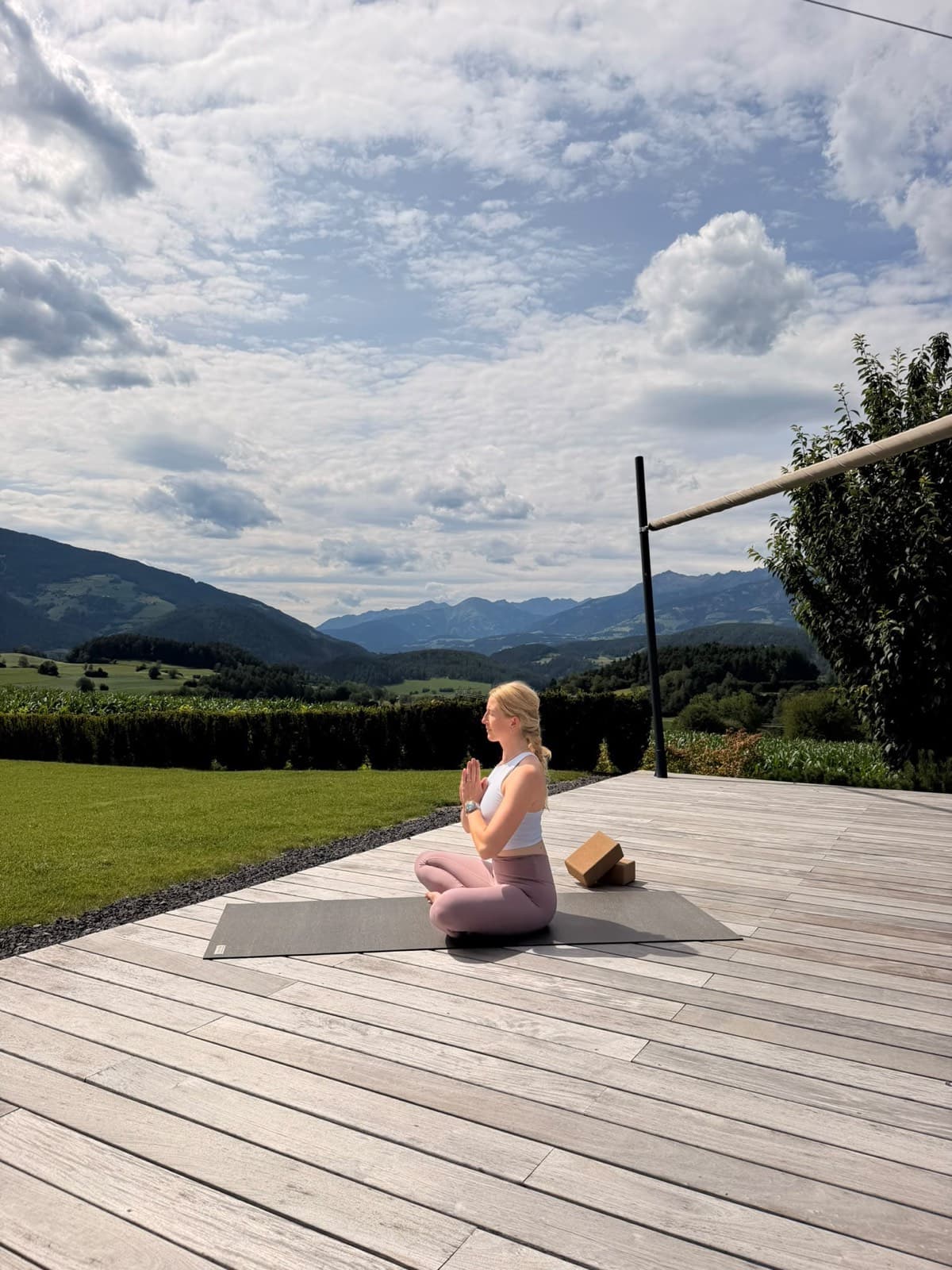 Meditation im Sitzen mit Blick in die Berge