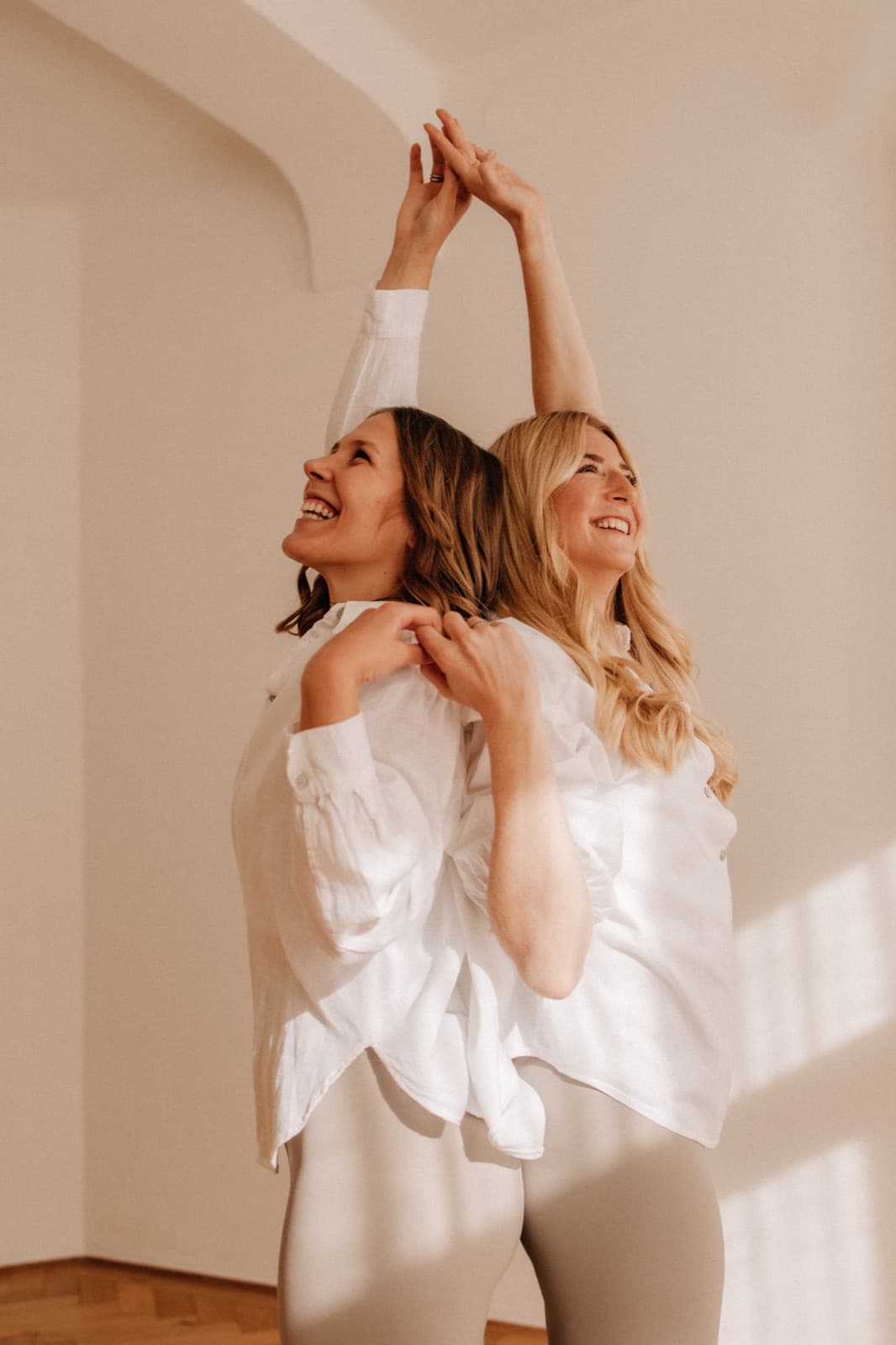 Sara und Céline strecken die Arme nach oben