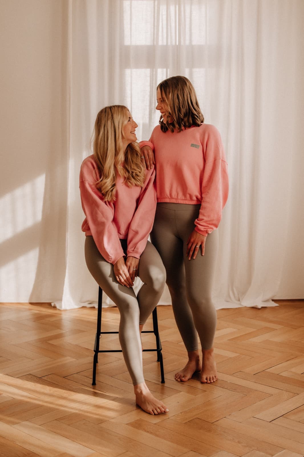 Sara und Céline im Yogastudio